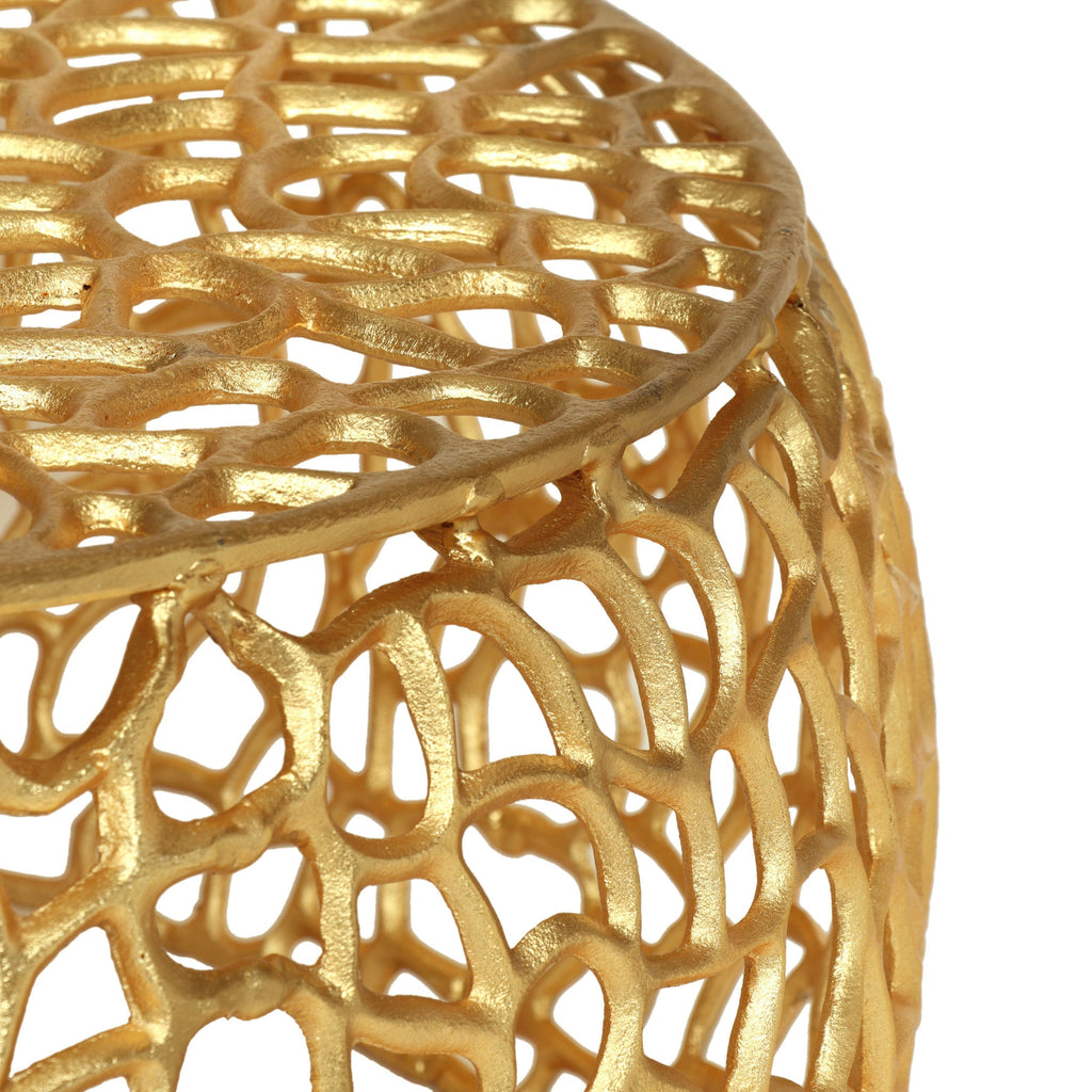 Close-up of the gold cast aluminum mesh pattern showing the table's organic, interlocking link structure